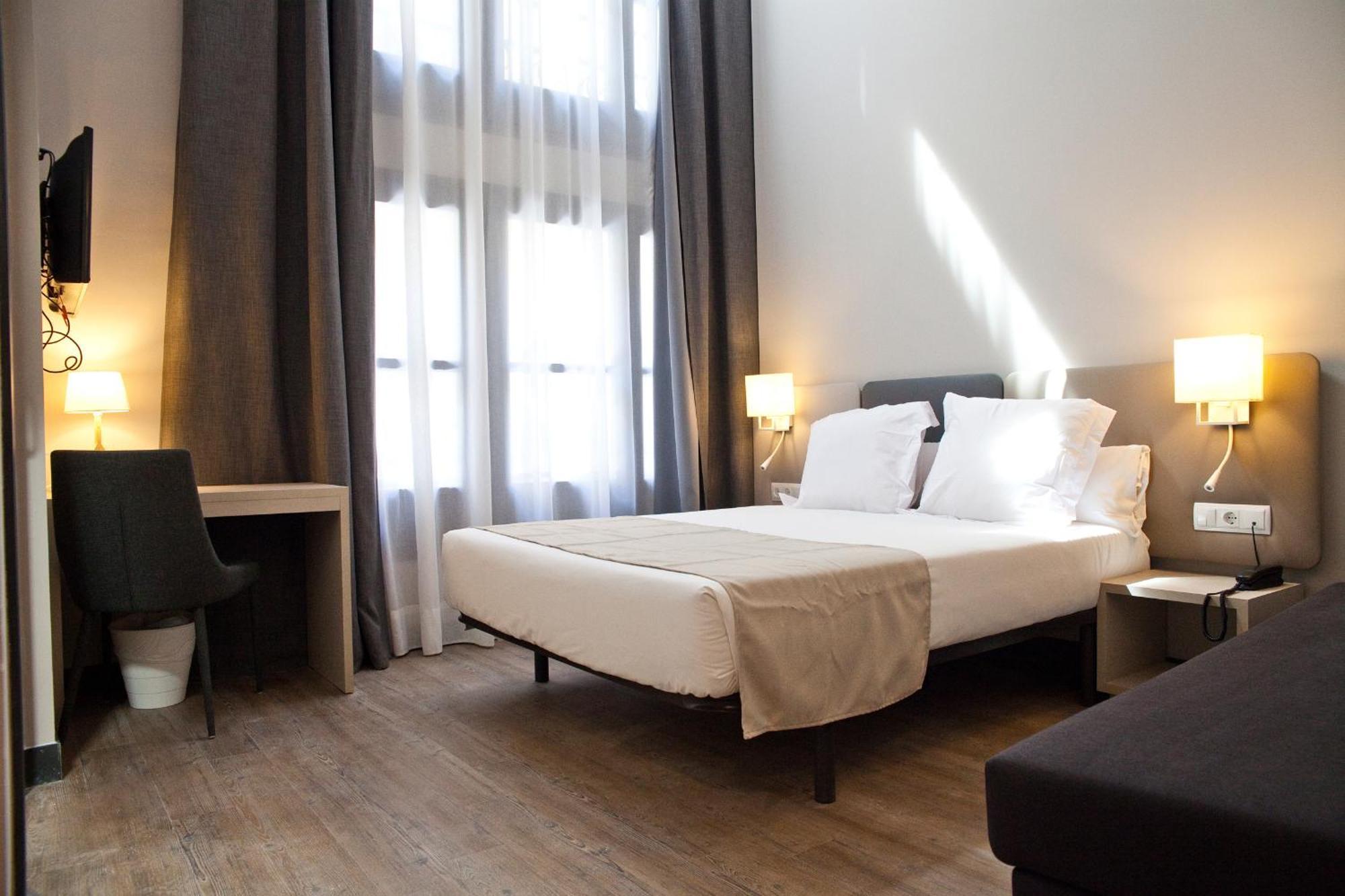 May Ramblas Hotel — Photos 1